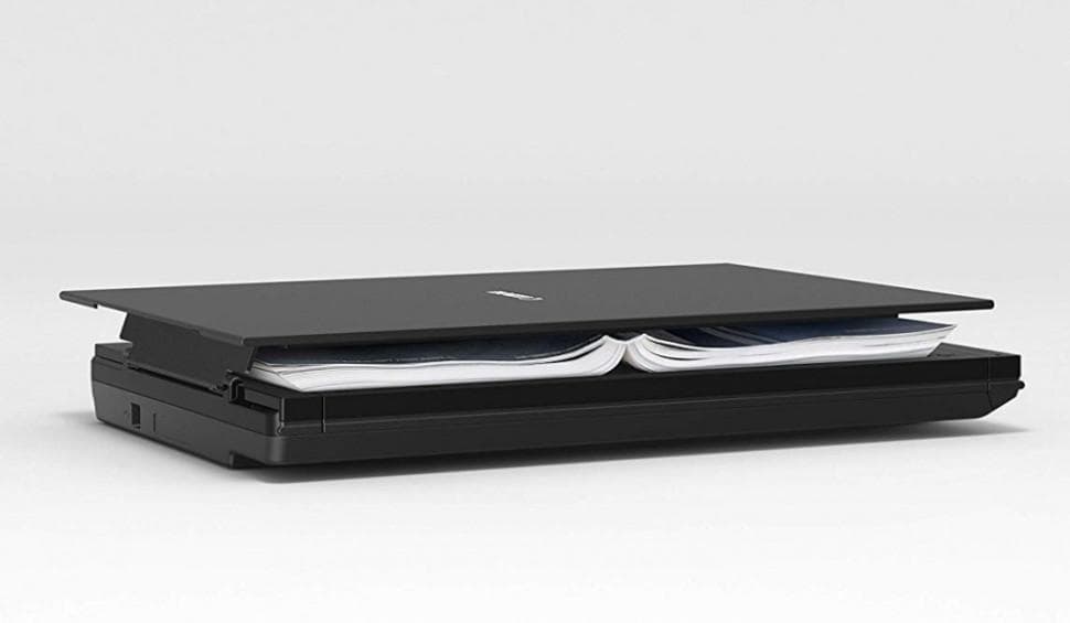 Scanner Canon Lide 300, dimensiune A4, tip flatbed, viteza scanare 2,2 msec./linie (300dpi), 14.8 msec./linie (2400 dpi), rezolutie optica 2400 x 4800dpi, senzor CIS, 4 butoane (PDF, AUTOSCAN, COPY, SEND), interfata: USB 2.0.