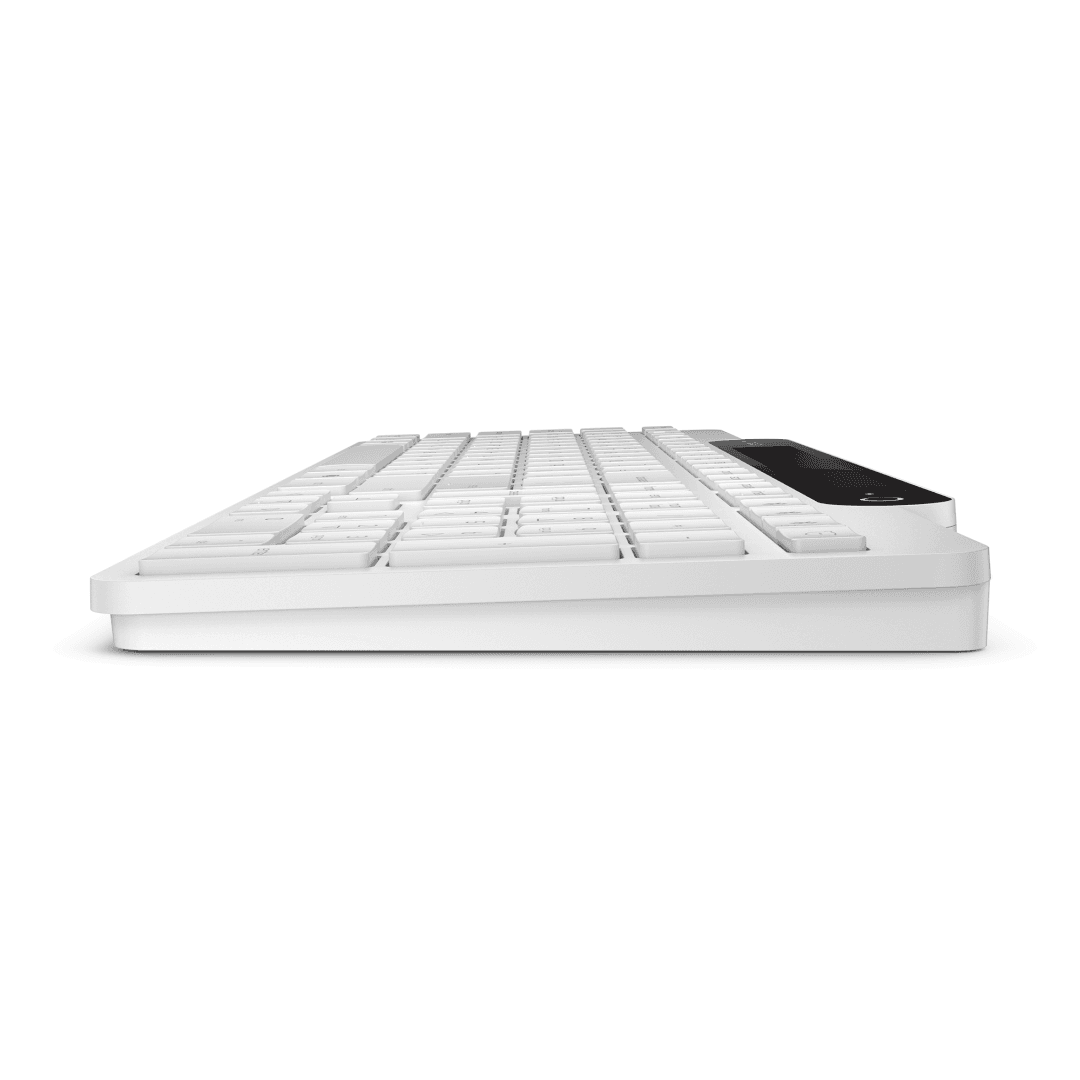 Tastatura Lenovo 800 Self-Charging Bluetooth; reincarcabila cu ajutorul luminii ambientale, fara spatiu destinat bateriilor clasice; layout: US; conectivitate: BT 5.1, se poate conecta la 3 dispozitive; greutate: 635g; compatibil cu Windows 10, Windows 11; culoare: alb