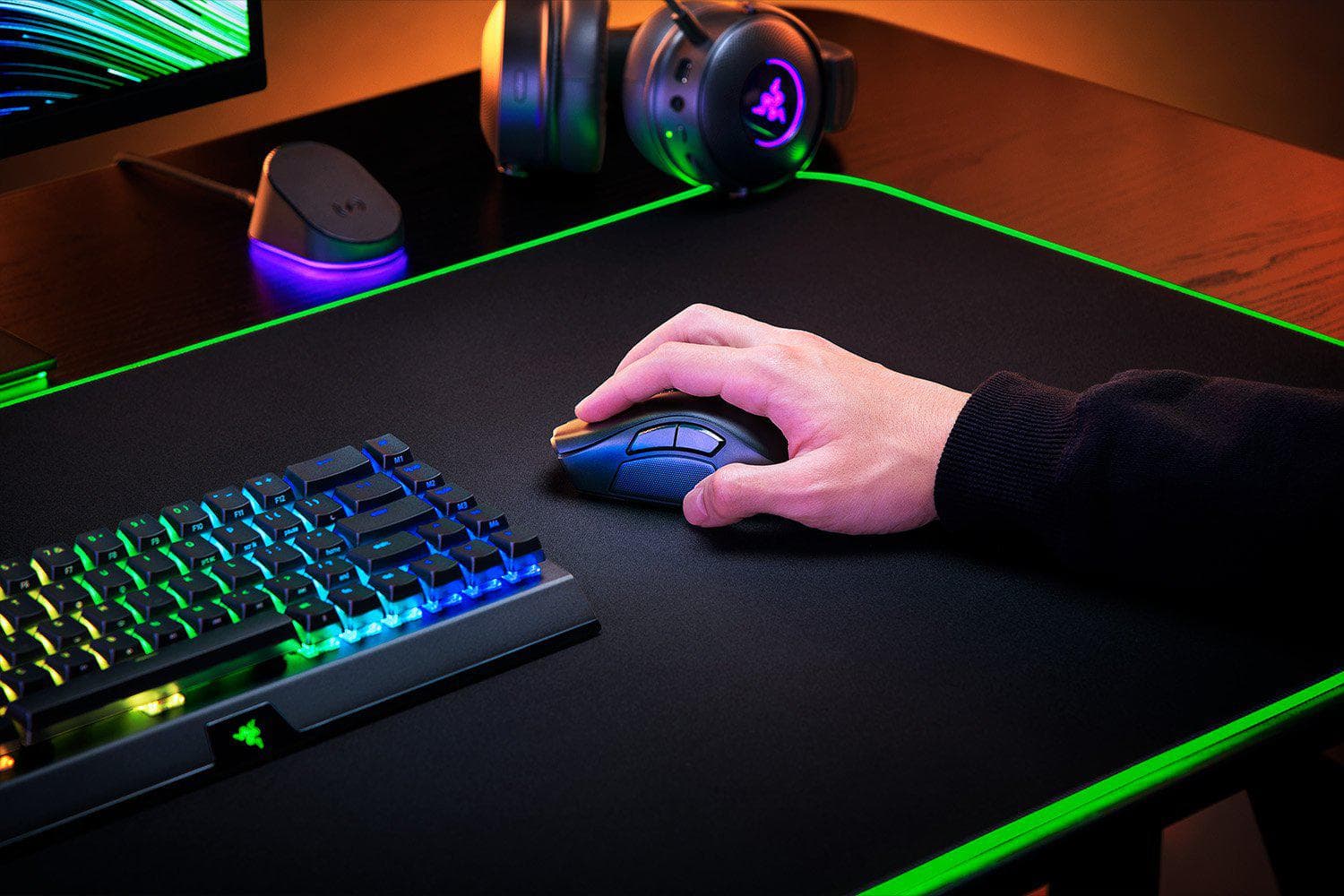 Mouse Razer Naga V2 PRO  Connectivity       Razer HyperSpeed Wireless (2.4GHz)     Bluetooth     Wired – Speedflex Cable USB Type C  Battery Life       Up to 150 hours (on HyperSpeed Wireless)     Up to 300 hours (on Bluetooth)  RGB Lighting  Razer Chroma RGB (Logo, and 12 button side plate) Sensor