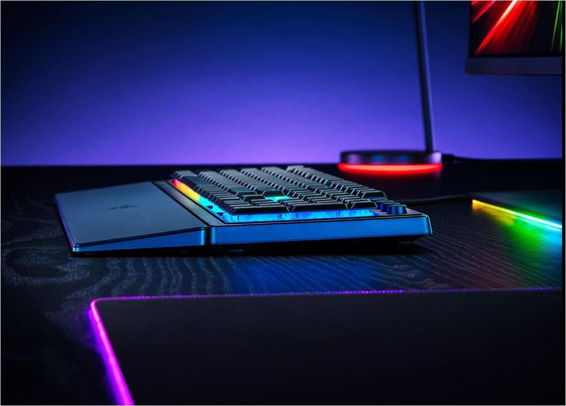 Tastatura Razer Ornata V3 - Low Profile Gaming  TECH SPECS SWITCH TYPE Razer™ Mecha-Membrane Switches APPROXIMATE SIZES Full Size LIGHTING 10 Razer Chroma™ RGB Lighting Zones WRIST REST Yes ONBOARD MEMORY None MEDIA KEYS Dedicated Media Controls PASSTHROUGH None CONNECTIVITY Wired - Attached KEYCAPS