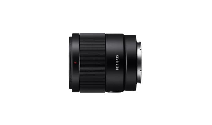 Sony FE 35 MM F1.8. Componentă pentru: MILC, Structura lentilelor: 11/9, Cea mai apropiata distanţă de focalizare: 0,22 m. Compatibilitate mărci aparate foto: Sony, Mărire maximă: 0,24x, Tip capac lentile: Parasolar obiectiv detașabil. Culoarea produsului: Negru. Diametru: 6,56 cm, Dimensiune