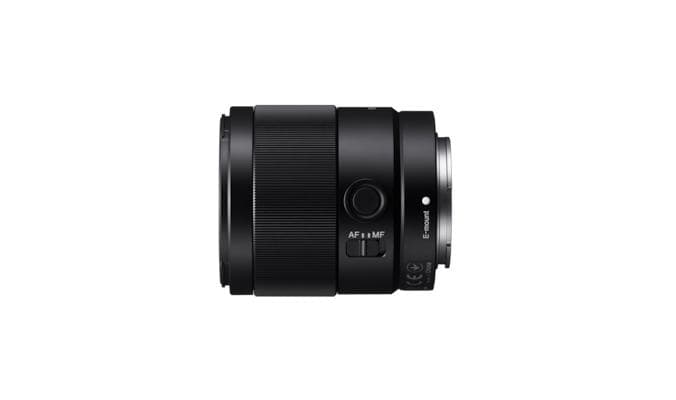 Sony FE 35 MM F1.8. Componentă pentru: MILC, Structura lentilelor: 11/9, Cea mai apropiata distanţă de focalizare: 0,22 m. Compatibilitate mărci aparate foto: Sony, Mărire maximă: 0,24x, Tip capac lentile: Parasolar obiectiv detașabil. Culoarea produsului: Negru. Diametru: 6,56 cm, Dimensiune