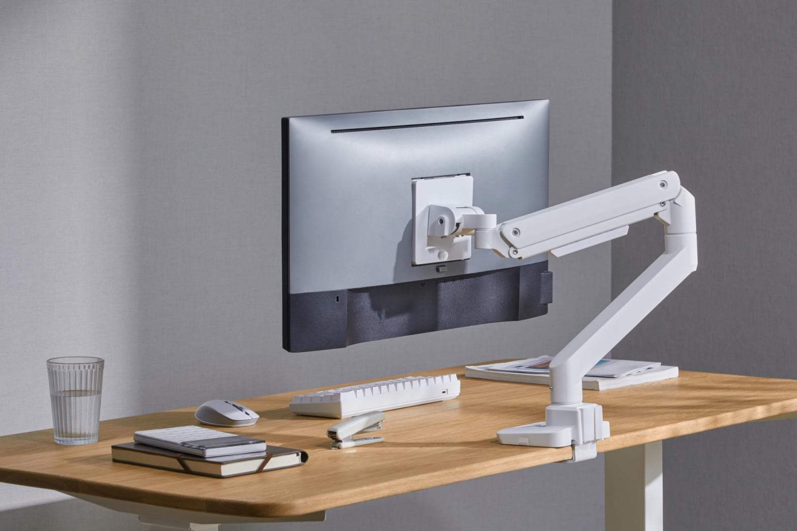 Suport monitor Serioux MM69-C012, compatibilitate  dimensiune ecran 17"-49", arc cu gaz, greutate maximă suportata: (per ecran): 2~20 kg, VESA: 75x75, 100x100, inclinare: +50°~-20°, pivotare: +90°~-90°, rotația ecranului: +180°~-180°, instalare: clemă, grommet,alb