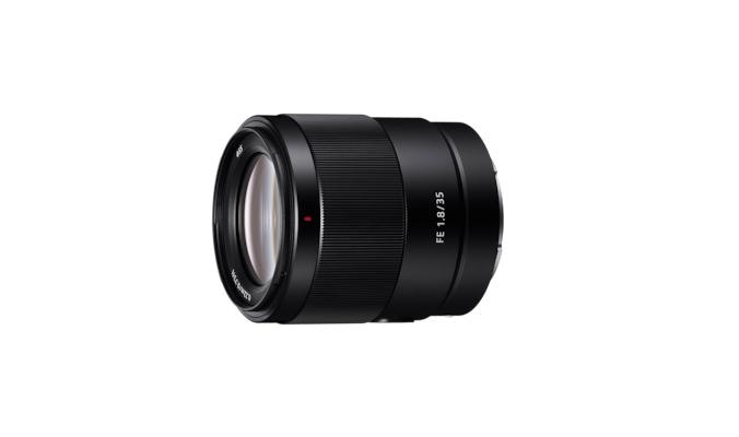 Sony FE 35 MM F1.8. Componentă pentru: MILC, Structura lentilelor: 11/9, Cea mai apropiata distanţă de focalizare: 0,22 m. Compatibilitate mărci aparate foto: Sony, Mărire maximă: 0,24x, Tip capac lentile: Parasolar obiectiv detașabil. Culoarea produsului: Negru. Diametru: 6,56 cm, Dimensiune